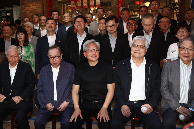 輝達執行長黃仁勳（前中）來台與供應鏈夥伴會面，28日循例舉辦備受矚目的「兆元宴」，黃仁勳與廣達副董事長梁次震（前左起）、廣達董事長林百里，聯發科執行長蔡力行（前右起）、台積電董事長魏哲家以及鴻海董事長劉揚偉（2排左3起）、和碩董事長童子賢、緯創總經理林建勳等人合影。