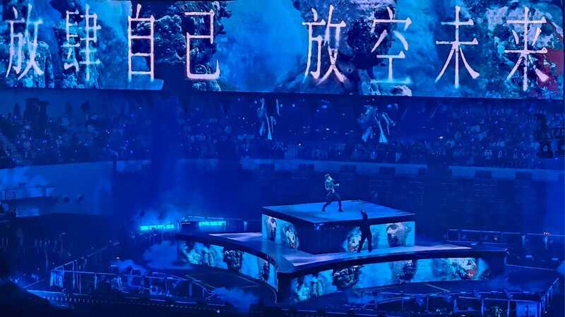 「F✦FOREVER恆星之城」巡迴演唱會28日至30日在印尼雅加達登場，首度來到印尼開唱的「五月天」阿信在巨型LED螢幕與藍色燈光下，於舞台中央獨自演唱經典歌曲「盛夏光年」。