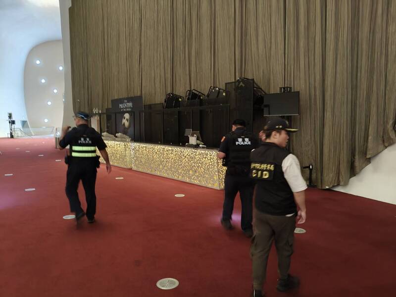 台中警方29日接獲有歹徒留言指在台中國家歌劇院內放置炸彈，立即出動警力維安，並加強歌劇院與市府周邊巡邏及見警率，全案已報請台中地檢署指揮偵辦。（翻攝照片）