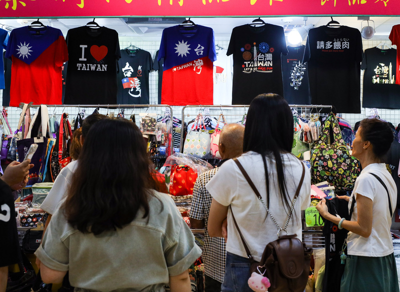 ED
主計總處上修經濟成長率預測至9.64%（3）
AI人工智慧、高效能運算及雲端基礎建設需求熱潮超
乎預期，行政院主計總處29日公布最新預測，再次大
幅上修全年經濟成長率至9.64%，為16年最高水準。
圖為台北地下街民眾在成衣店挑選衣飾。
中央社記者謝佳璋攝　115年5月29日
