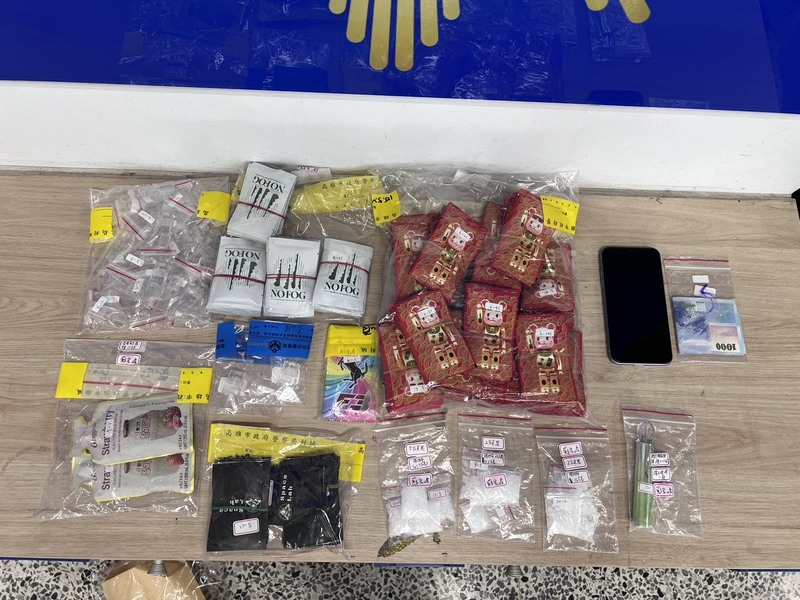 橋頭地檢署近日接獲網路販毒情資，經指揮警方於網路巡邏，約出蘇姓犯嫌面交，蘇男開車衝撞警車循國道逃逸，警方後續循線在台南逮捕蘇男，起獲毒品並查出涉毒駕。（橋頭地檢署提供）