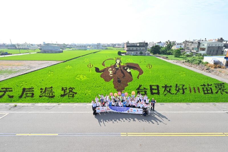 第17屆台日觀光高峰論壇在苗栗舉辦，縣府文化觀光局29日安排踩線行程，特別在苑裡鎮打造「台日友好in苗栗」彩繪稻田，象徵台日友誼在苗栗土地上深耕發芽。（苗栗縣政府提供）