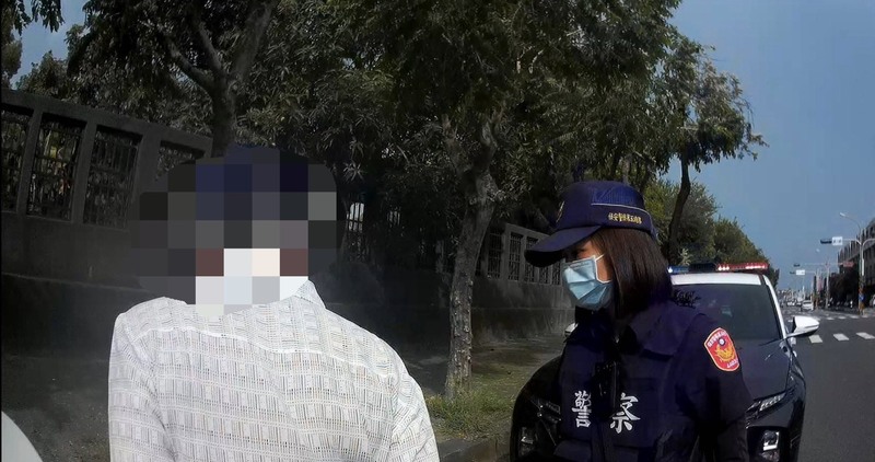 74歲顏姓男子由於毒品案被台灣台南地方檢察署通緝，29日毒駕途經台南市南區時又違規逆向行駛而被攔查逮捕送辦。
（台南市警局提供）