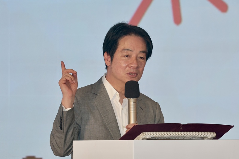 賴清德總統表示，電子煙透過網路販售、代購及隱晦行銷接觸青少年，已成為校園安全與青少年健康的重要風險，政府會嚴肅面對。