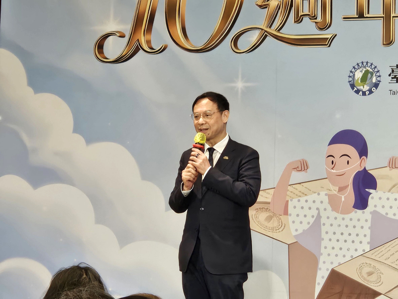 衛福部長石崇良31日出席台灣病友聯盟10週年感恩餐會，會後說明診所週休二日新制最快預計7月上路，假日輕急症中心(UCC)將再度轉型，擬在開診率較低的地區擴點。