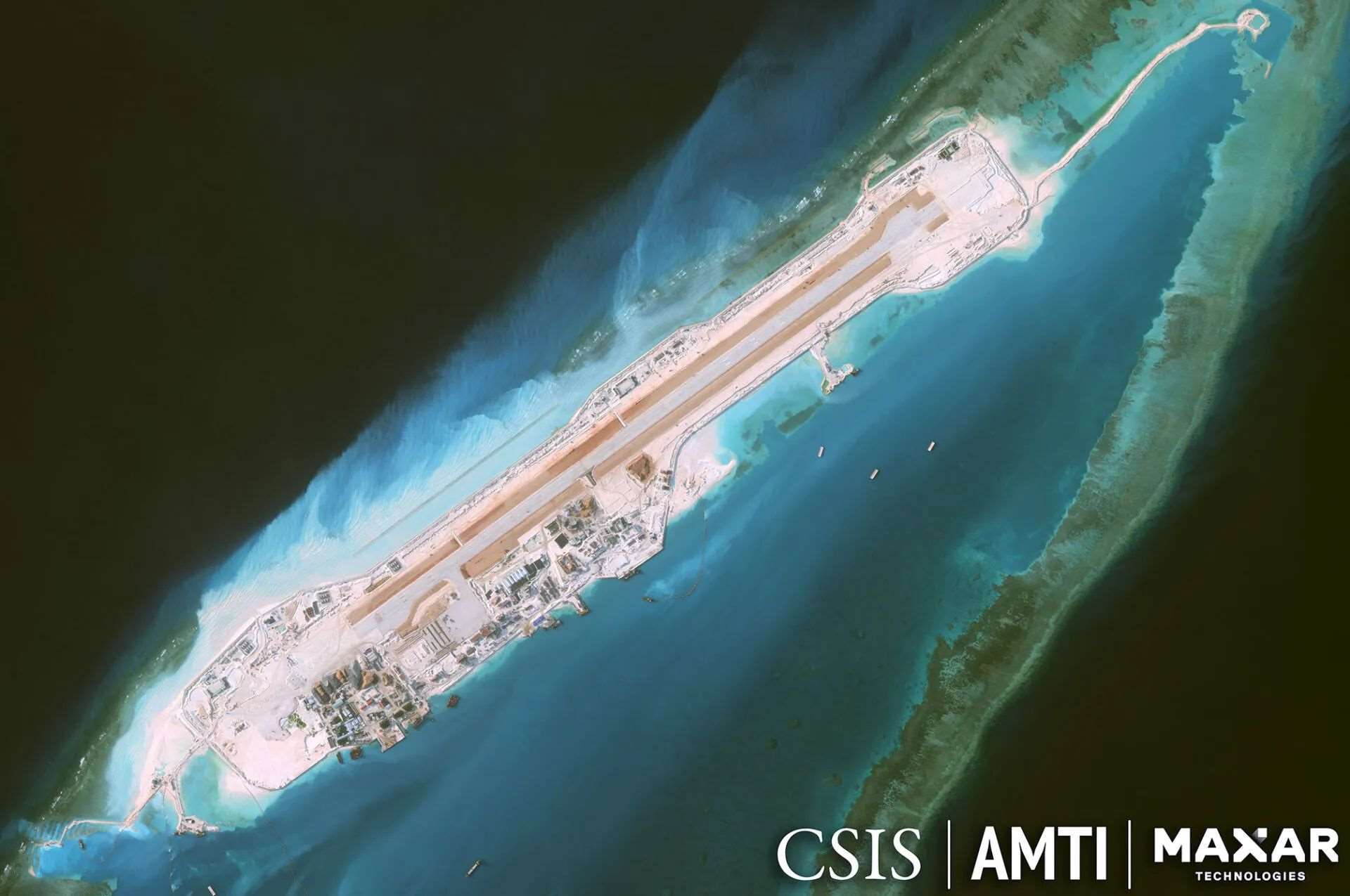 越南在2025年春季完成在南海柏礁(Barque Canada Reef)的埋填工程後，已從去年下半年開始在好幾處新島礁進行較小規模的擴建。圖為2025年8月拍攝的衛星照片。 (圖:CSIS/AMTI)
