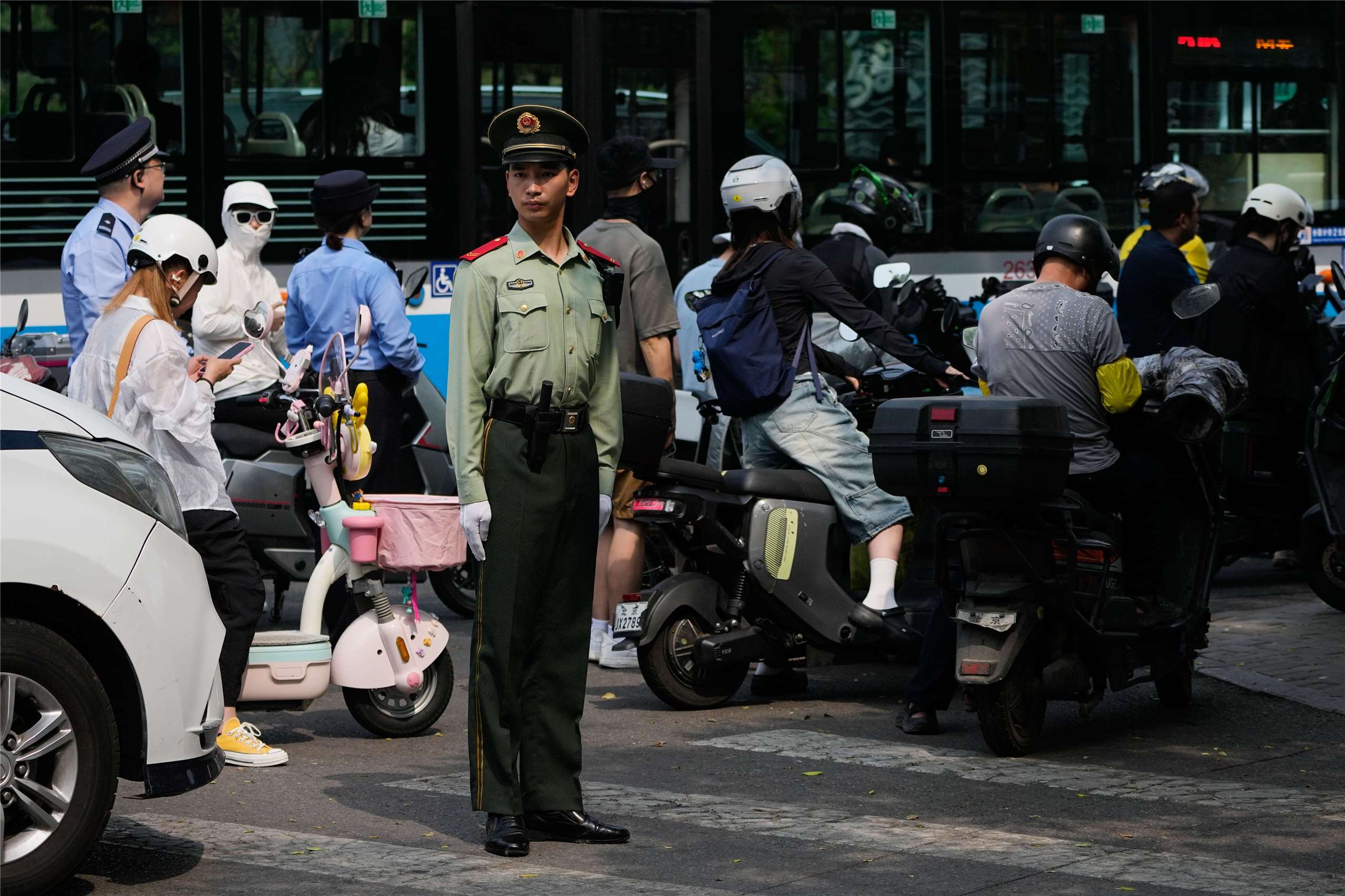 為迎接美國總統川普與中國領導人會面，北京街頭布滿維安警力。(AP/達志影像)