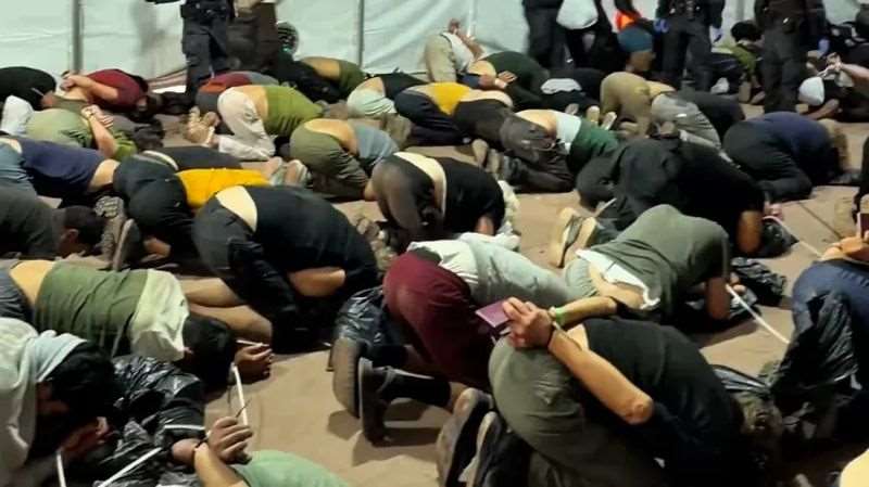 以色列極右派國家安全部長班吉維爾，20日在X平台公布一段影片，畫面中遭到以色列軍隊扣押的「全球堅毅船隊」(Global Sumud Flotilla)活動人士，遭到相當粗暴與羞辱的對待，引起強烈爭議。(圖:翻拍自X@itamarbengvir)