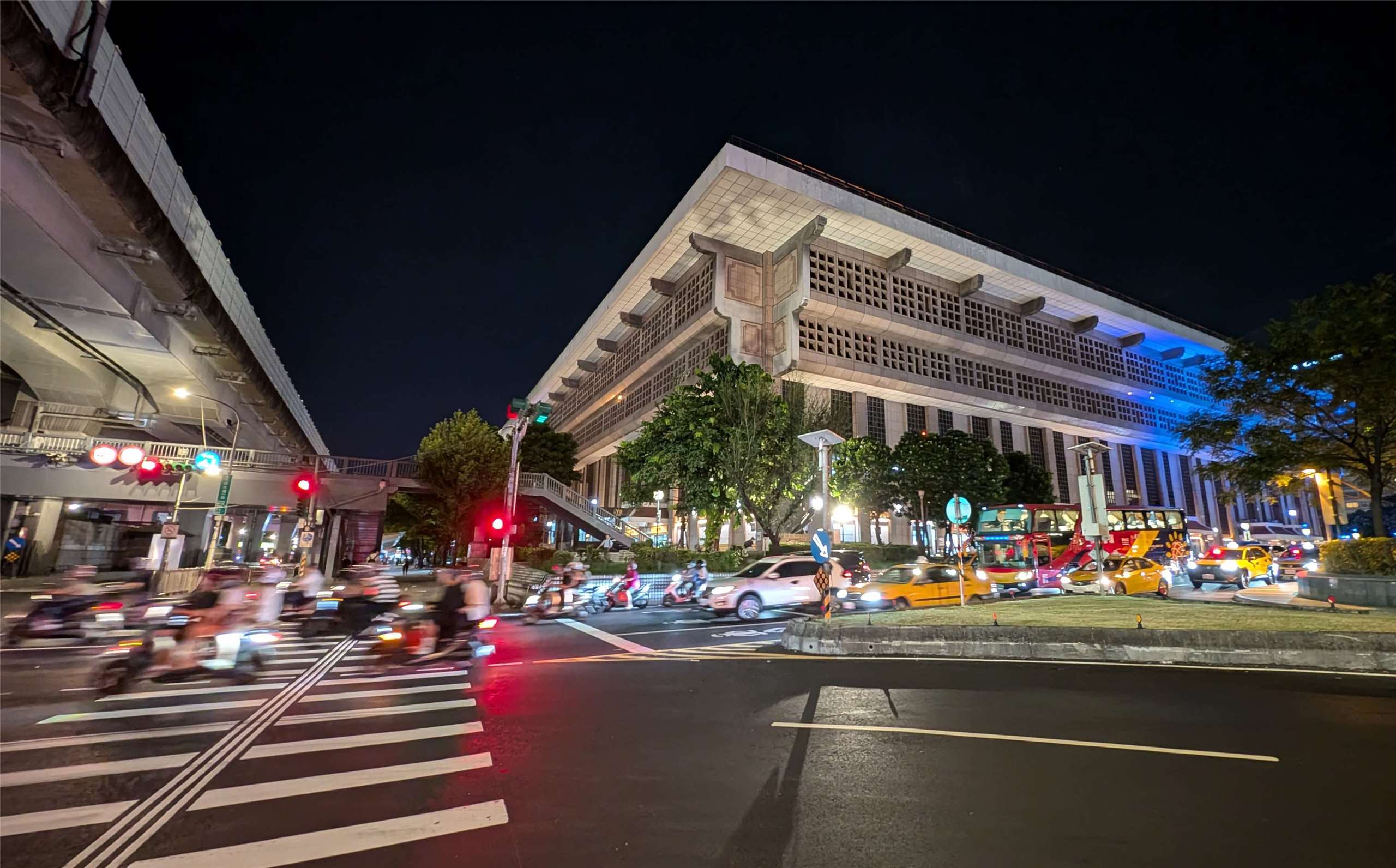 對於台北車站商場經營權爭議，台鐵28日表示，已於24日正式回覆微風，現已與新光三越展開議約。圖為台北車站外觀。資料照。(Rti)
