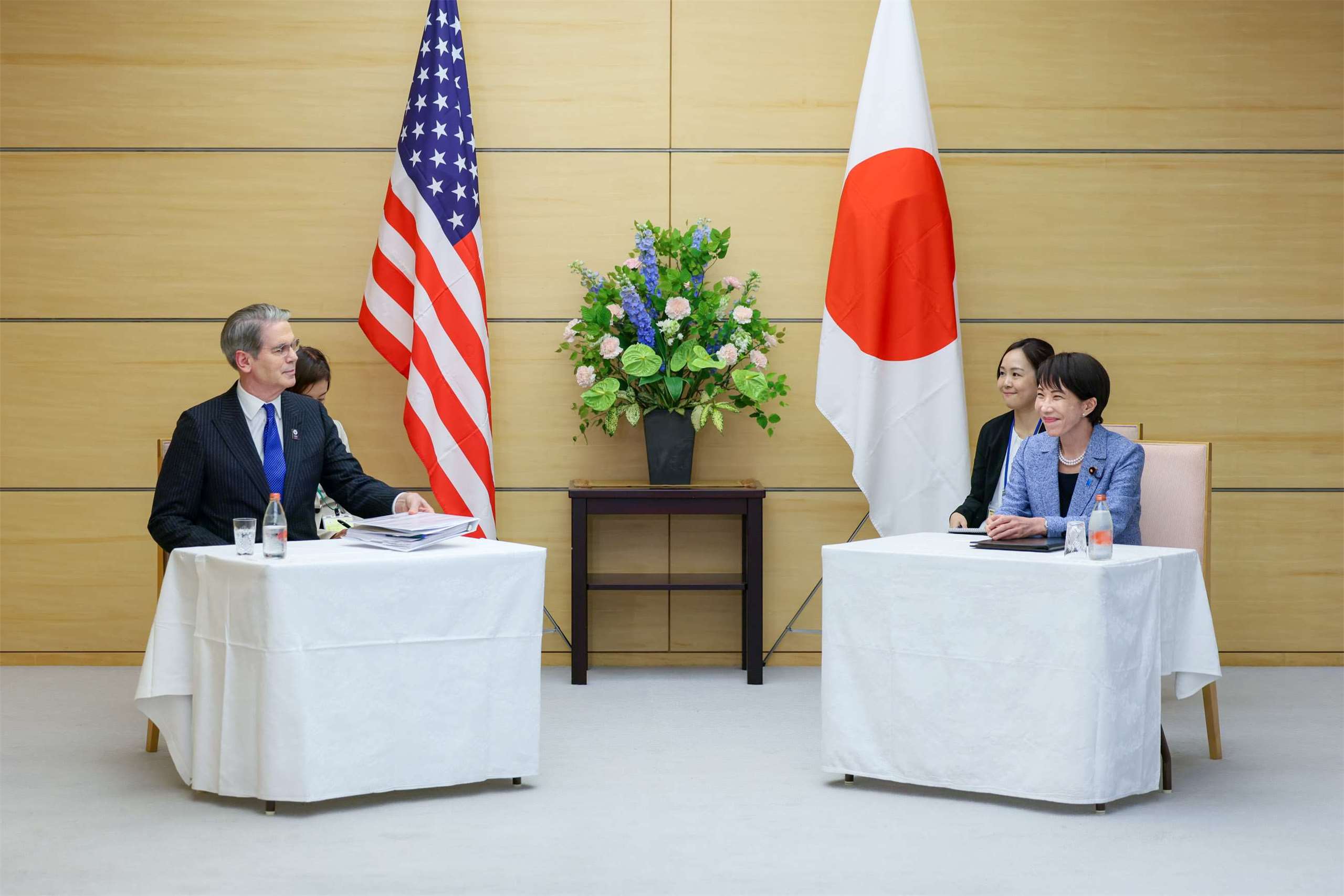 美國財政部長貝森特(Scott Bessent)(左)12日在東京會見日本首相高市早苗(右)。(X@takaichi_sanae)