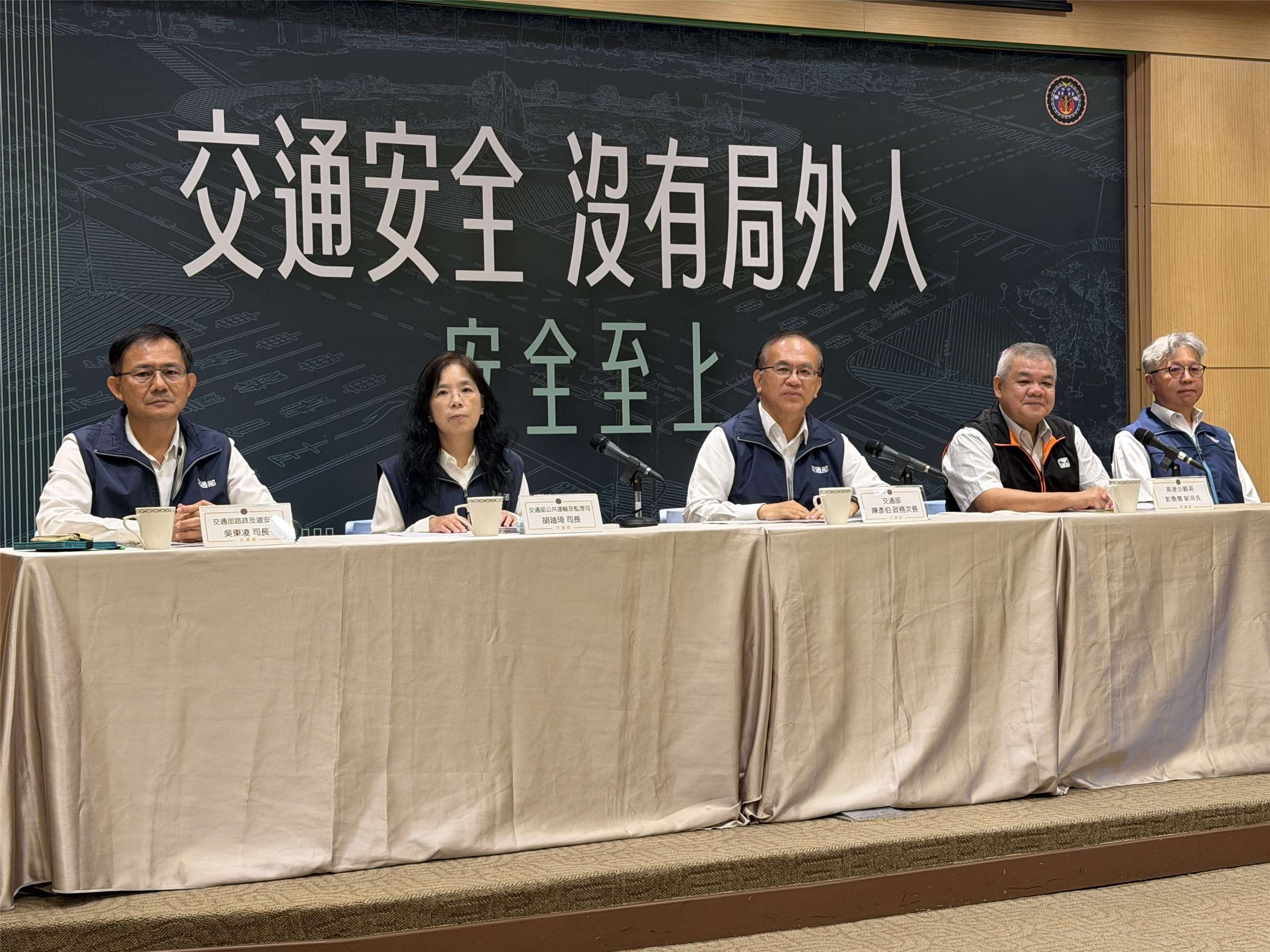 交通部政次陳彥伯28日率領所屬公布今年1-2月的道安數據。(吳琍君攝)