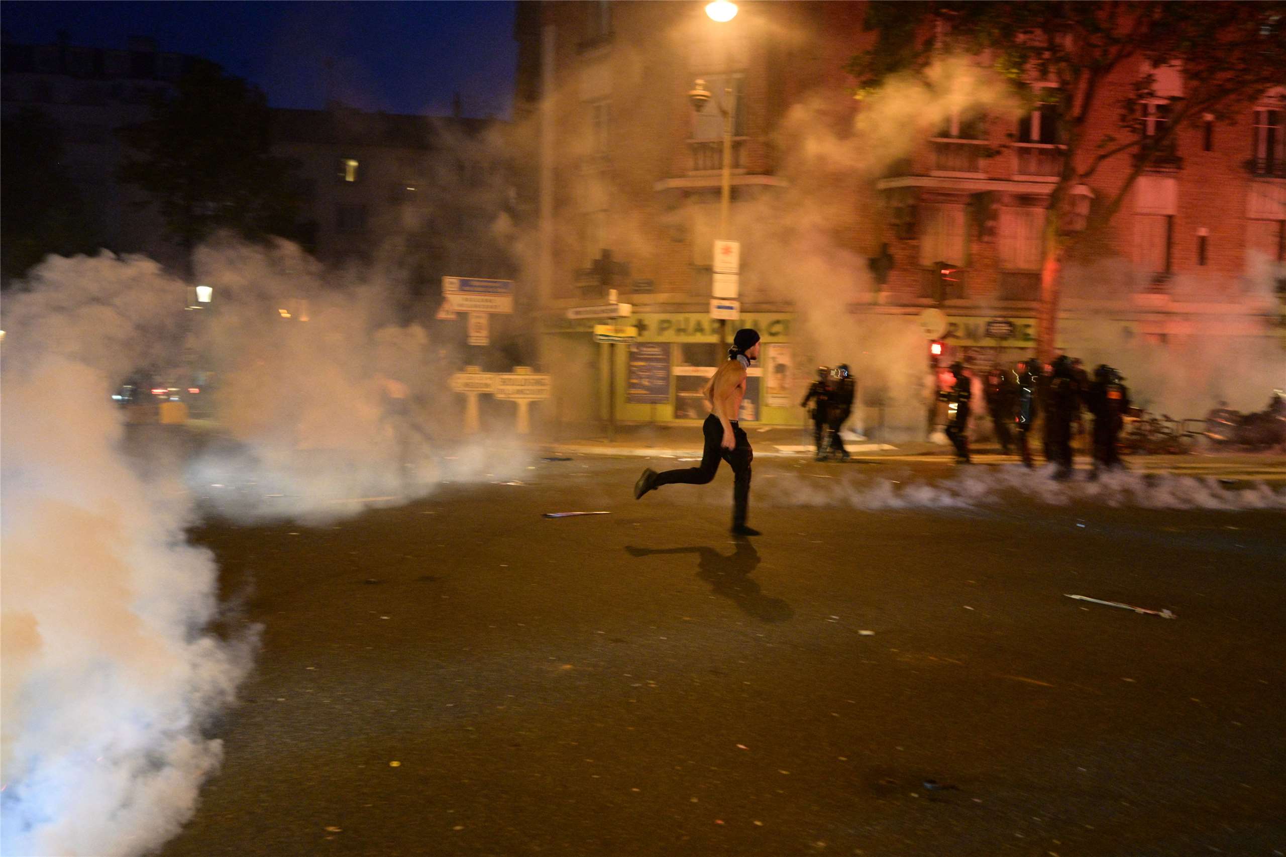 巴黎聖日耳曼奪冠之夜，民眾湧上街頭狂歡並爆發衝突。