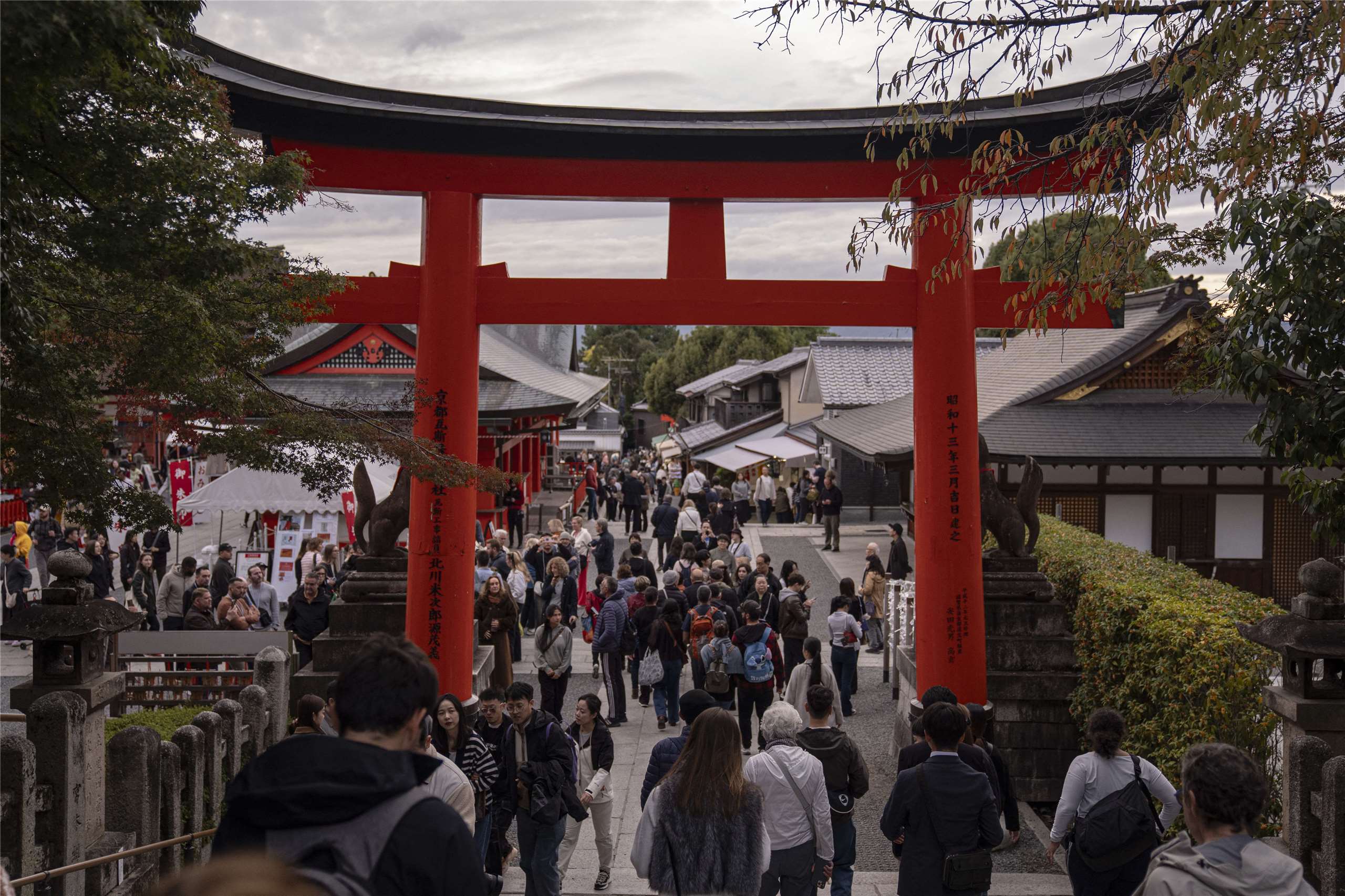 赴日觀光的外國遊客目的地集中在京都的寺廟神社、北海道的滑雪度假區等熱門景點，旅遊業呼籲官方引導分流。圖為京都伏見稻荷神社前遊客。
