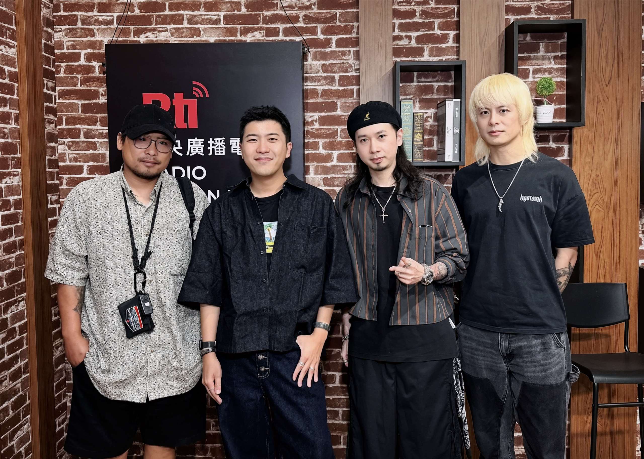 野東西與主持人內克（左二）合照。