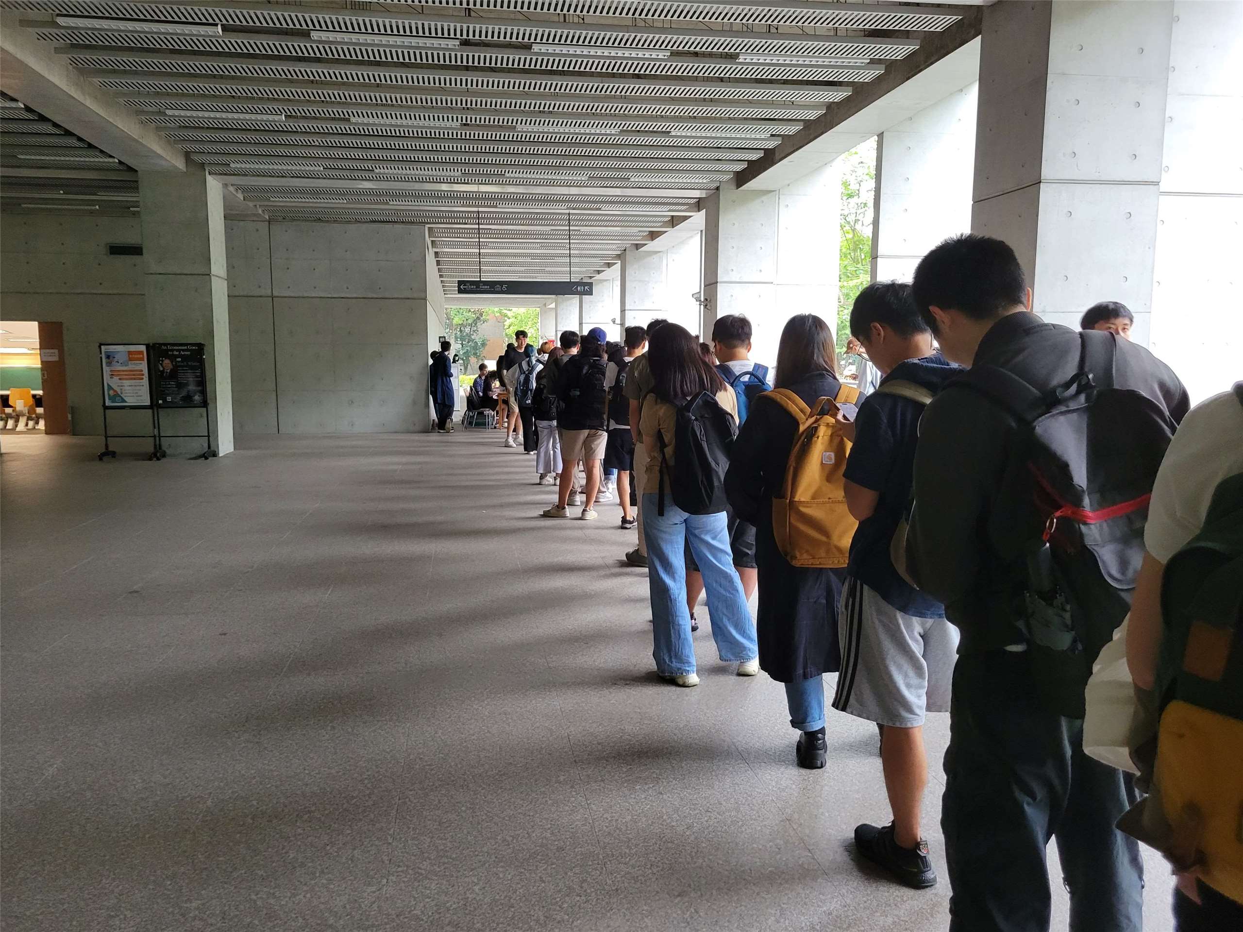 台大學生排隊投票，一票一票選出自己的學生會長。(饒辰書 攝)