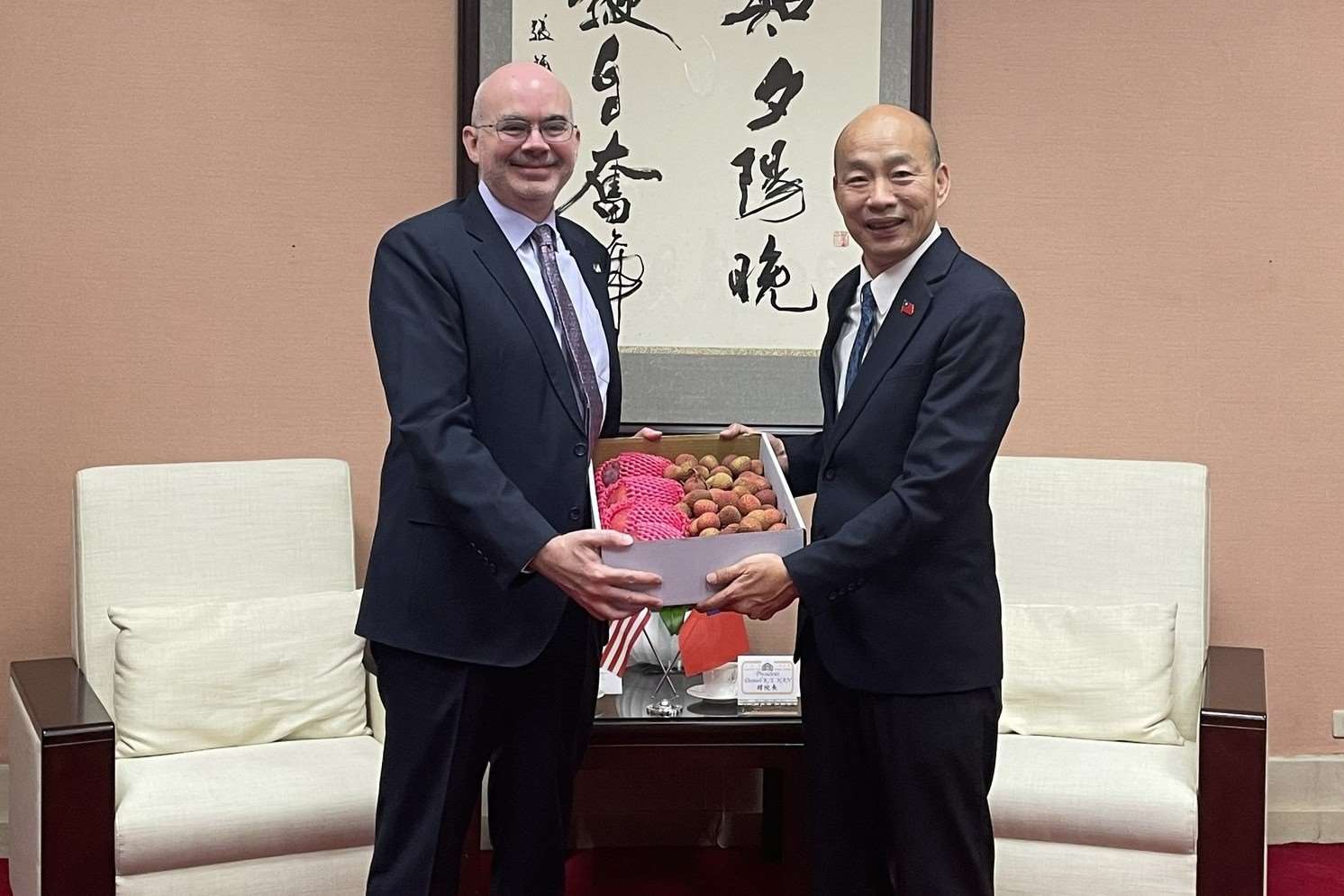 美國在台協會(AIT)處長谷立言(Raymond Greene)今天(28日)拜會立法院長韓國瑜。(圖:美國在台協會粉專)