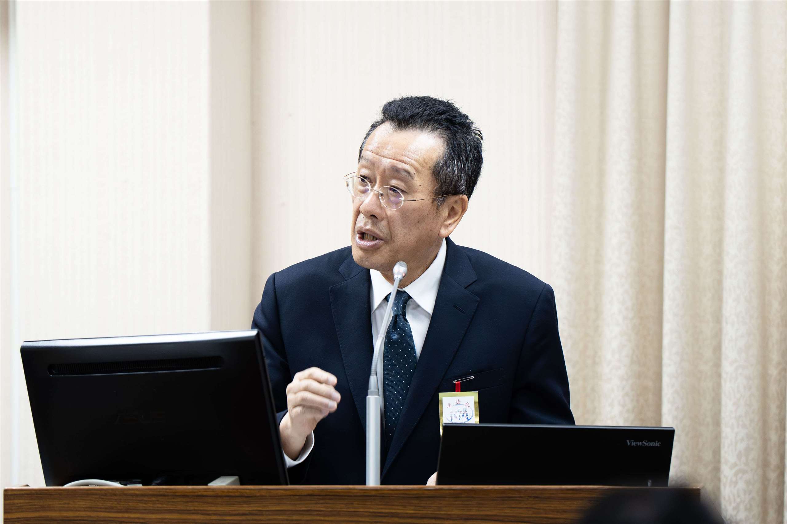陸軍日前傳出單位連長言語霸凌台日雙籍役男，立委質疑國軍「1985申訴專」成效不彰。顧立雄6日在立法院坦言將會檢討精進。(楊仁翔 攝)