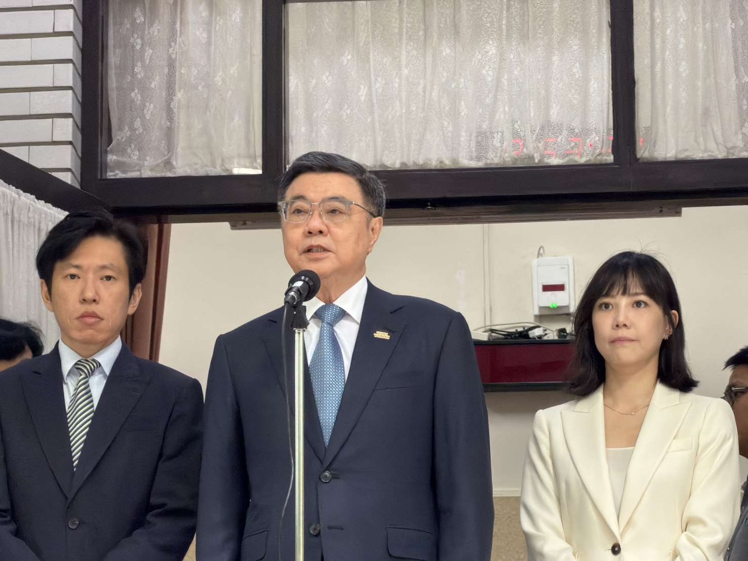 行政院長卓榮泰(中)12日赴立法院施政總質詢前受訪。(鄭佑漢 攝)