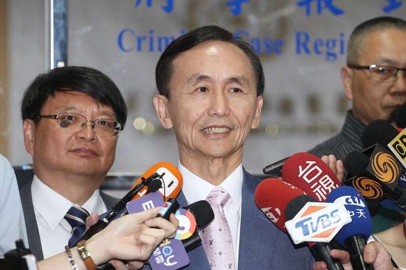 美麗島電子報董事長吳子嘉（左2)指控控前行政院長蘇貞昌、前衛福部長陳時中透過BNT疫苗採購貪污1億美元，高院判處應執行8月徒刑，得易科罰金確定。吳子嘉26日到北檢執行科，繳交罰金約新台幣24萬元。資料照片。