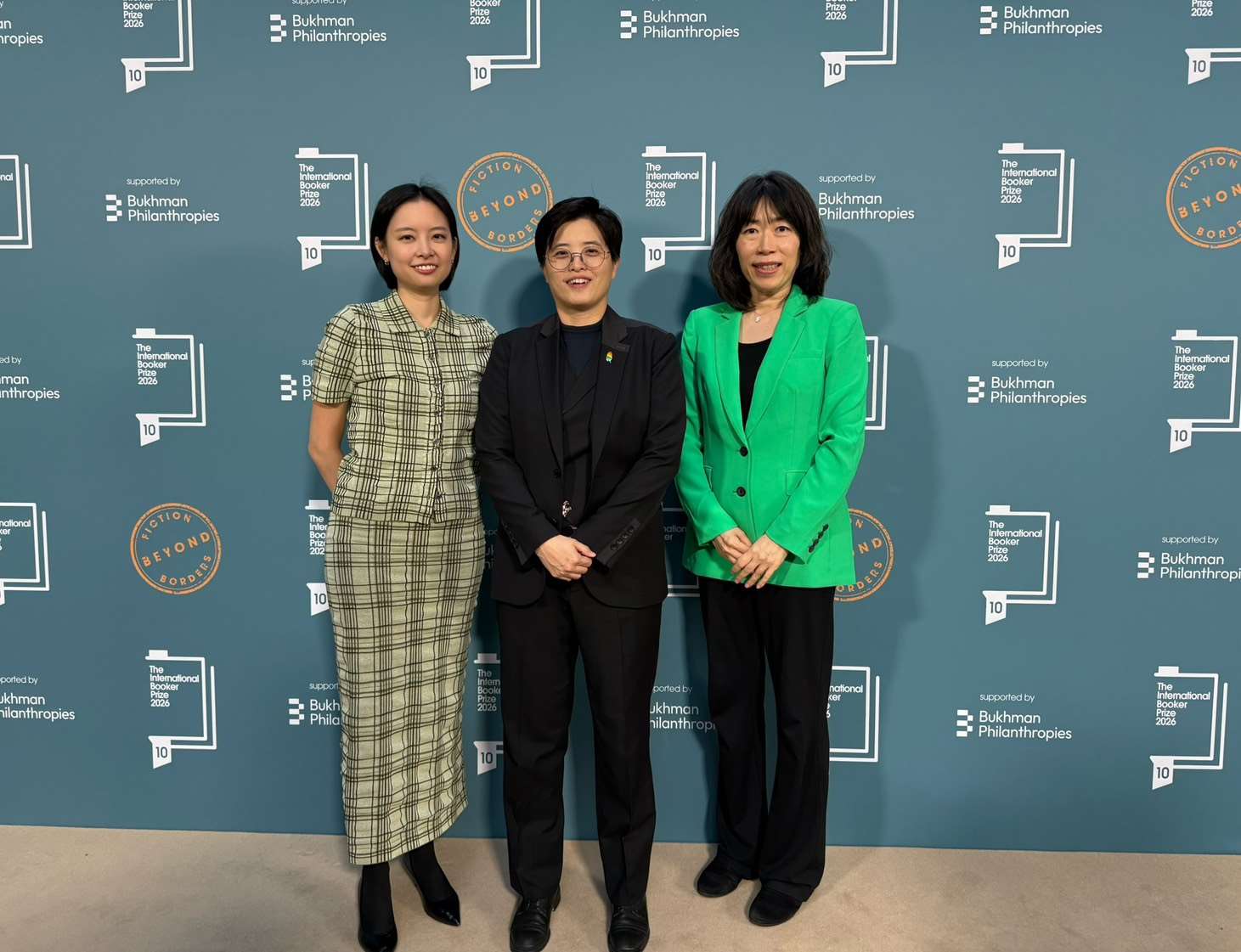 親眼見證楊双子(中)創作、金翎(左)英譯的小說《臺灣漫遊錄》，勇奪國際布克獎大獎，駐英副代表江雅綺(右)直呼超興奮。(江雅綺提供)