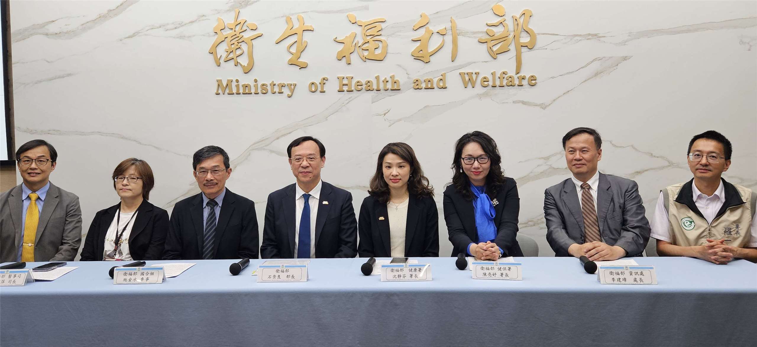 衛福部長石崇良(左4)28日率世衛行動團成員舉行記者會，說明此行成果。(劉品希 攝)