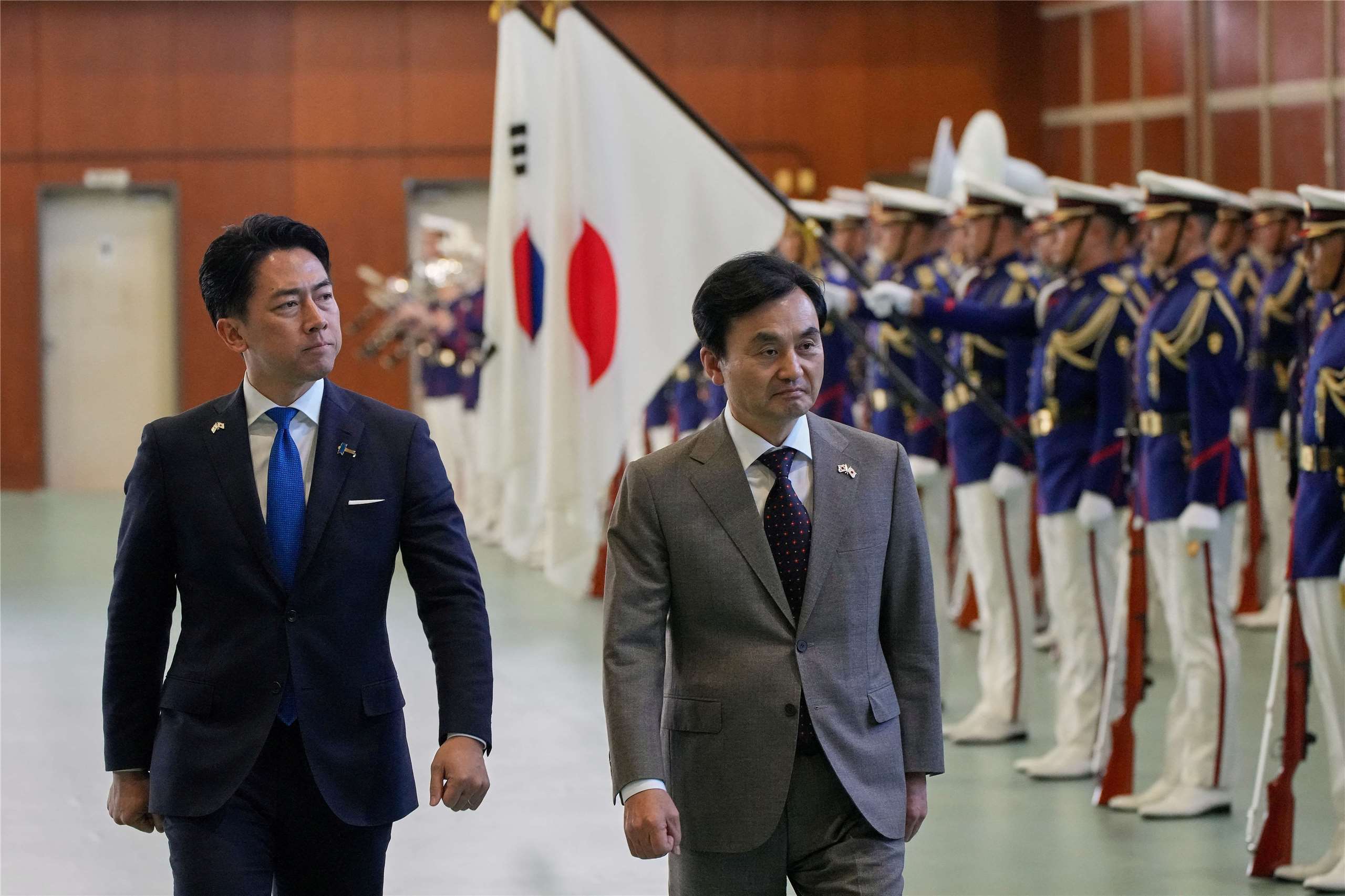 南韓國防部長安圭伯(圖右)31日證實，已與日本討論雙邊軍事後勤支援協議，強調仍須審慎推動。圖左為日本防衛大臣小泉進次郎。資料照。