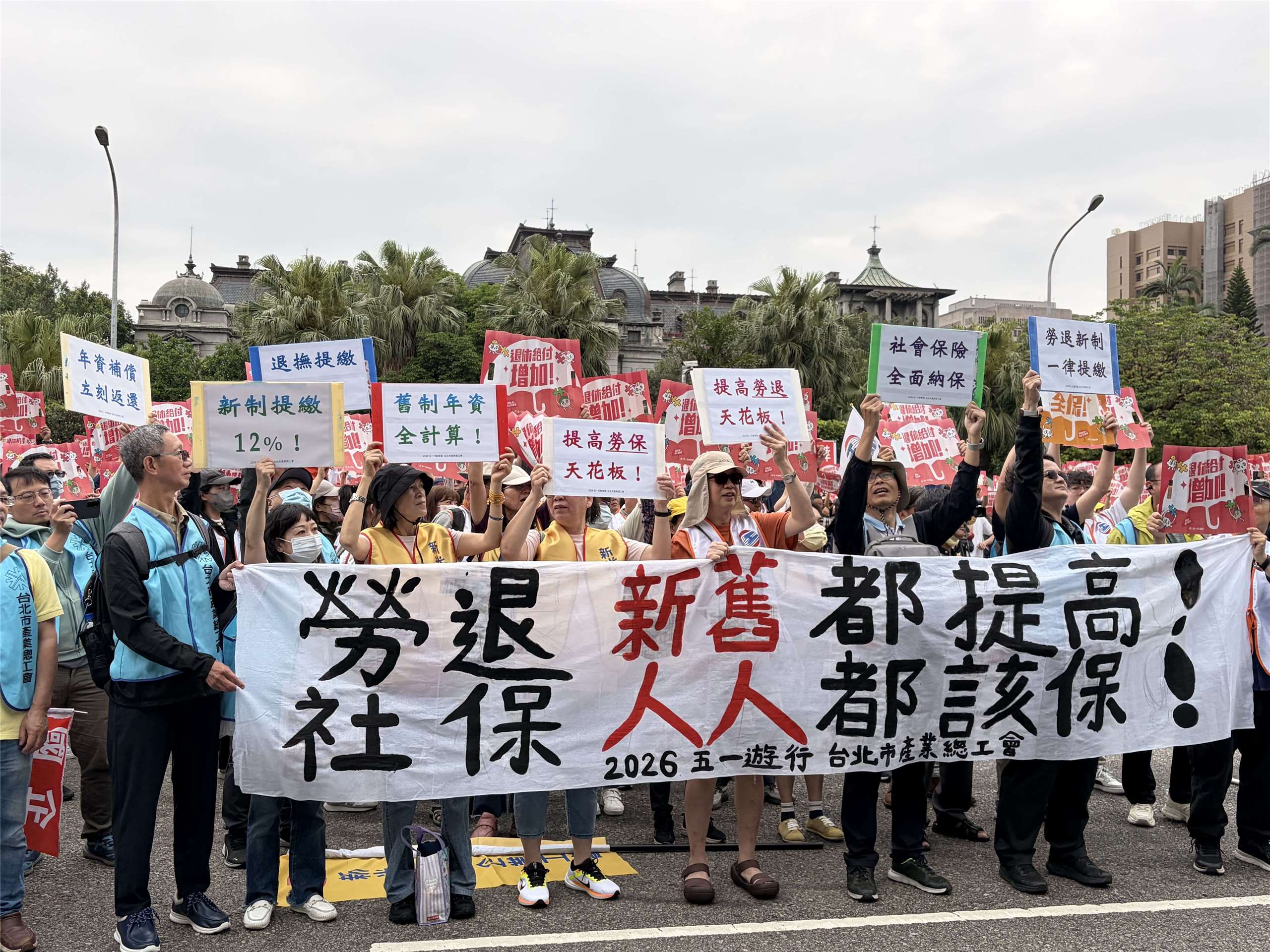 五一勞動節登場，「五一行動聯盟」串聯全台多個工會，台北場次吸引約4000人，高雄場也有3000人上街。(蔡芃敏 攝)
