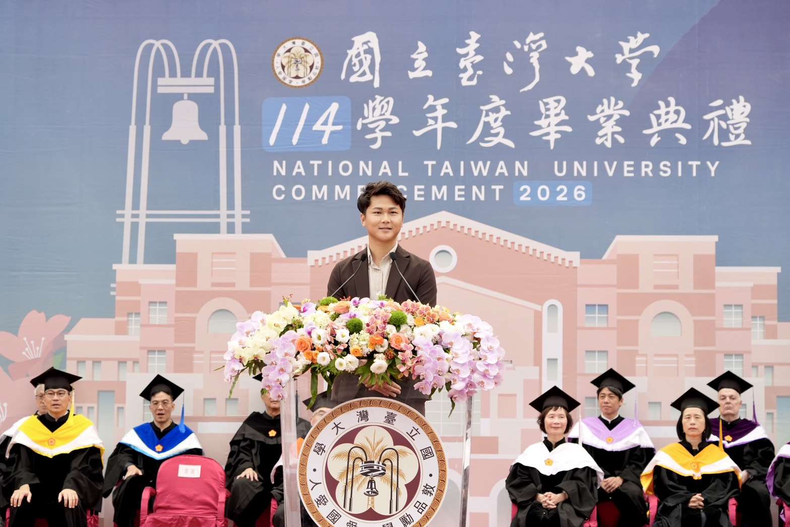國立臺灣大學30日舉辦114學年度畢業典禮，邀請「遠山呼喚 Calls Over Ridges」共同創辦人暨執行長、經濟學系校友林子鈞擔任致詞貴賓。(圖:台大提供)