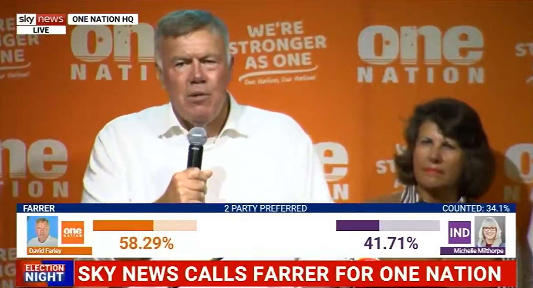 澳洲右翼政黨「一族黨」(One Nation party)在贏得該黨於下議院的第一個席位後，勝選候選人發表談話。(翻攝X平台/@PaulineHansonOz)