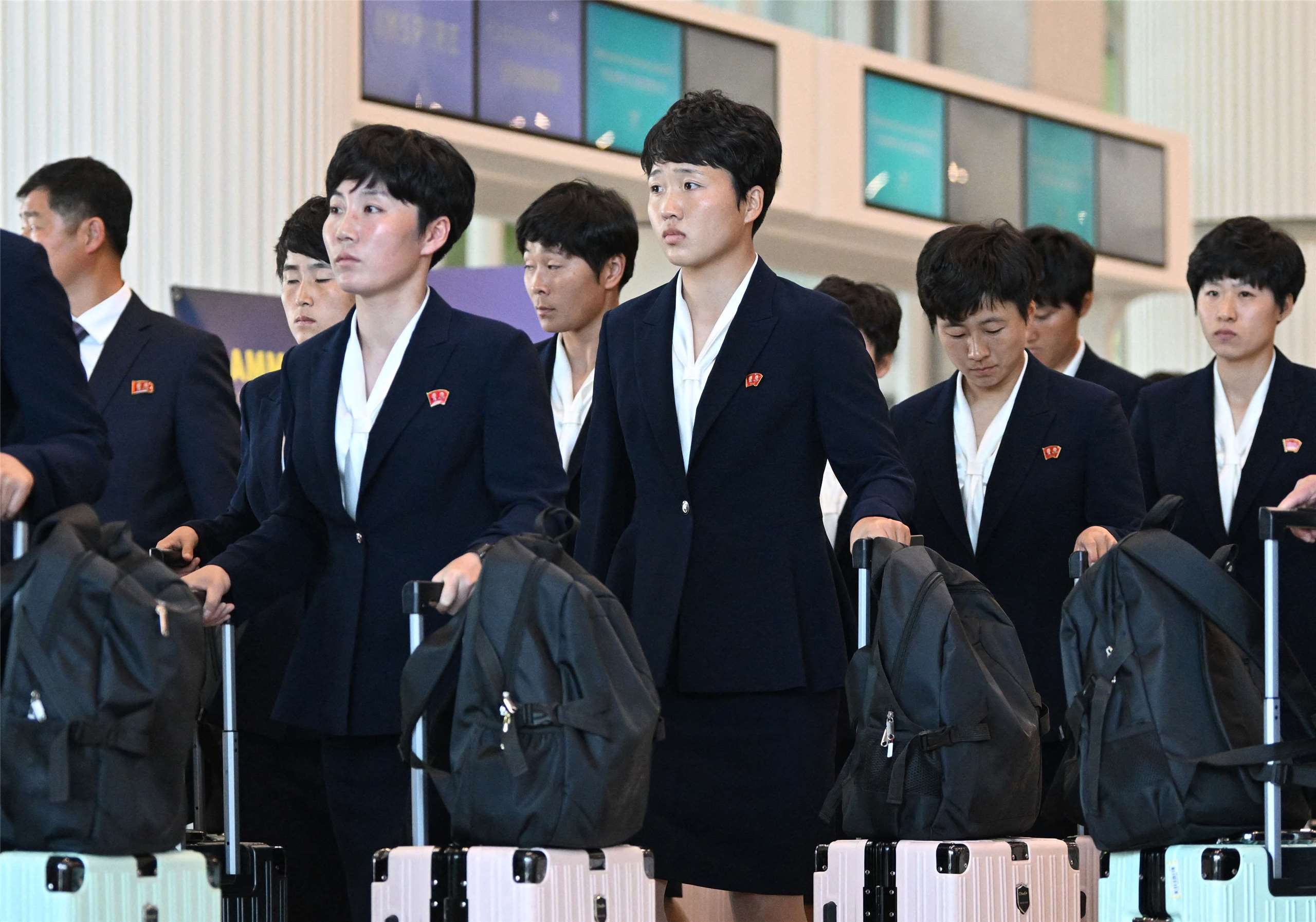北韓的女子足球隊「告知奈古香女子足球俱樂部」17日抵達南韓，將參加亞足聯女子冠軍聯賽準決賽。(AFP)