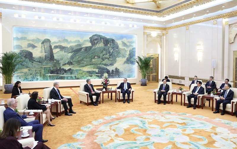 中國國務院總理李強7日在北京會見到訪的美國參議員戴恩斯(Steve Daines)一行。 (圖:中國政府網)