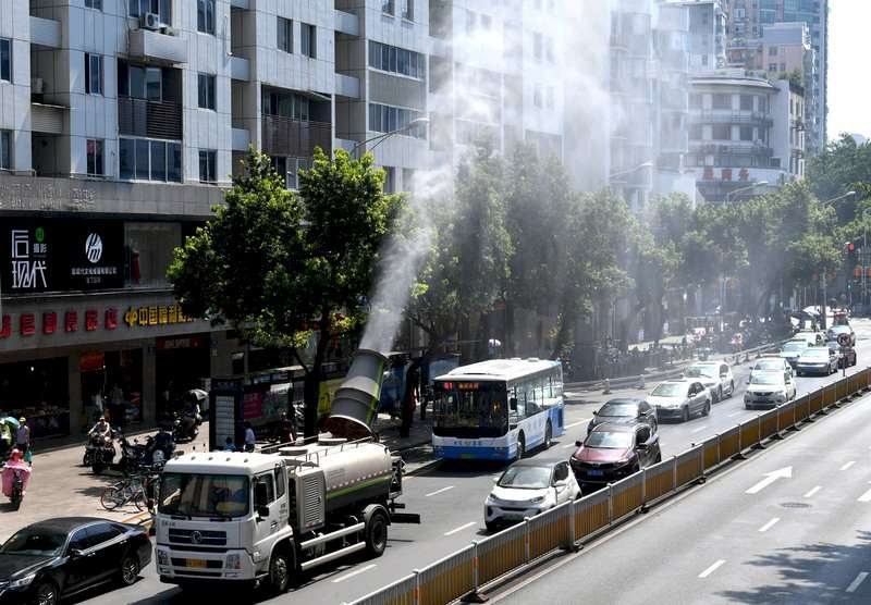 中國南方最近提早面臨高溫天氣，圖為福州市出動霧炮車為道路降溫。(圖：中央社檔案照)