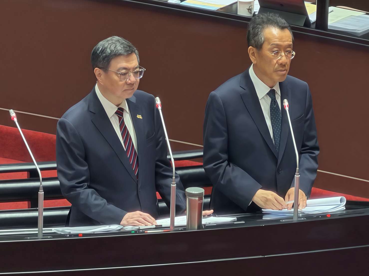 行政院長卓榮泰(左)及國防部長顧立雄(右)20日在立法院備詢。顧立雄表示，中共在5月19日實施聯合戰備警巡，是蓄意挑釁的一方；國軍公布F-16狙擊手莢艙監控畫面則是展現情監偵能力。(鄭佑漢 攝)