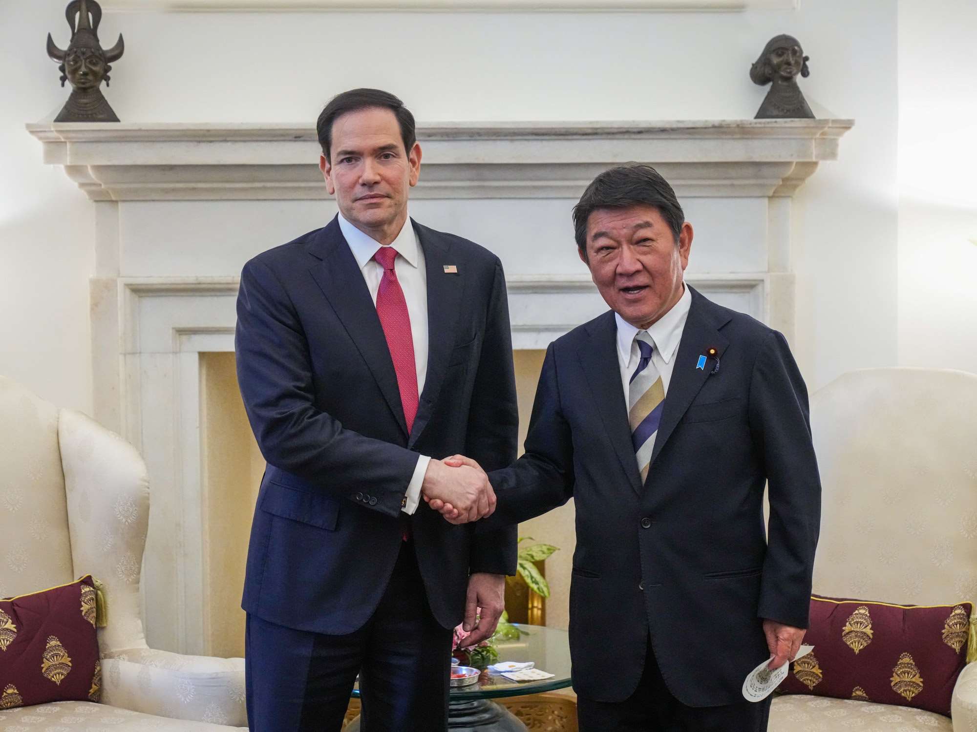 美國國務卿盧比歐(Marco Rubio)(右)與日本外相茂木敏充(左)26日在印度舉行的四方安全對話場邊會談。(X平台/@SecRubio)
)