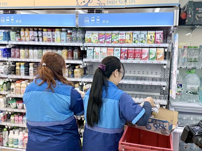 2026年3、4月期統一發票千萬元特別獎獎號今天(25日)出爐，包括統一超商、全家便利商店、萊爾富、全聯等超商超市，本期共開出6張千萬特別獎。圖為萊爾富超商員工補貨。（萊爾富提供）