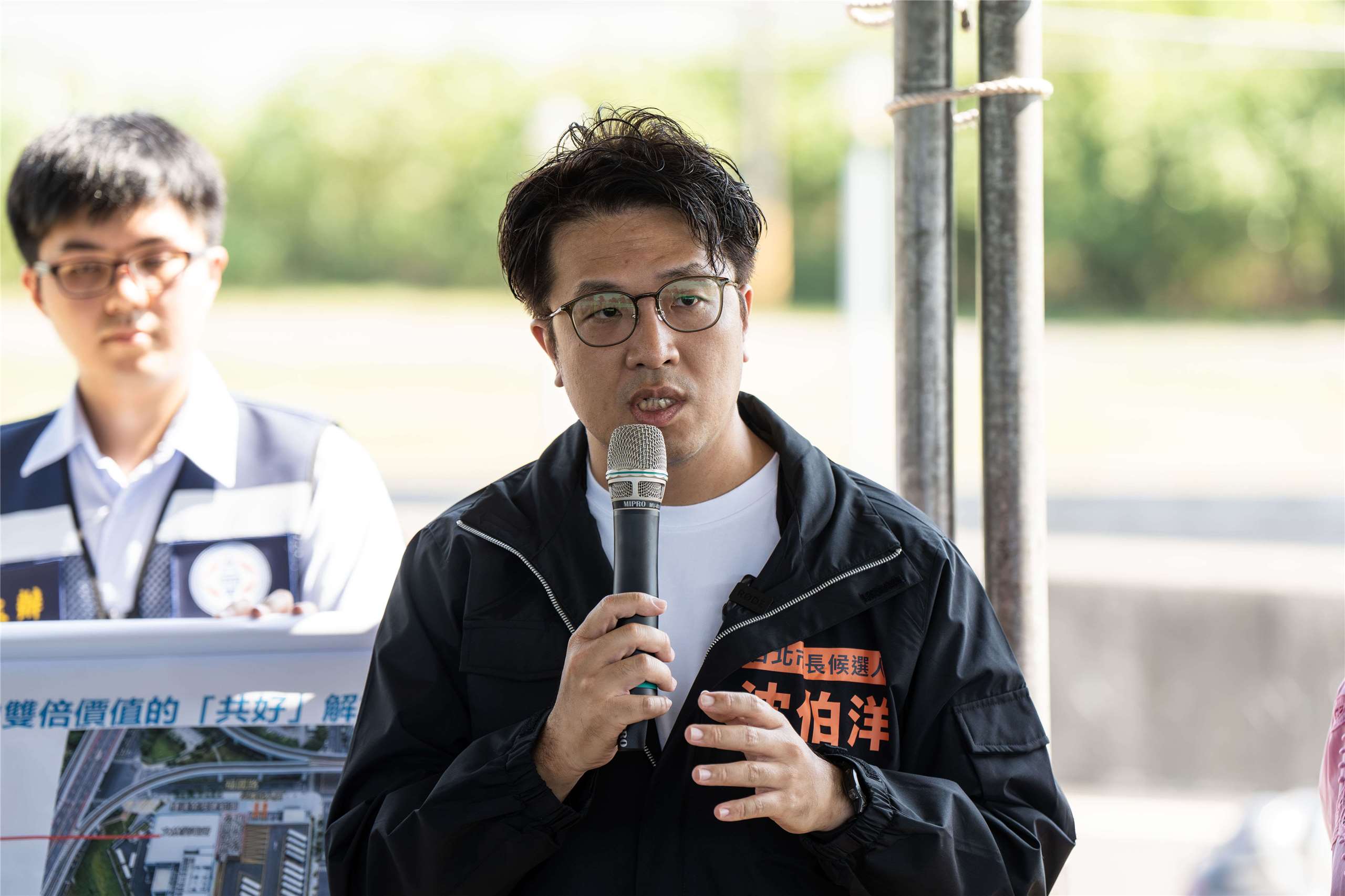 台北市長候選人沈伯洋28日至文林變電所預定地會勘，遭藍營批評是「收割」，他則認為供電問題不應變成政治議題。(楊仁翔 攝)