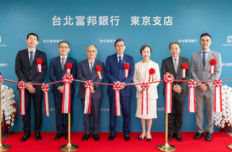 台北富邦銀行日本東京分行於5月1日正式開業後，董事長蔡明興(中)率高階主管赴日剪綵。(北富銀提供)