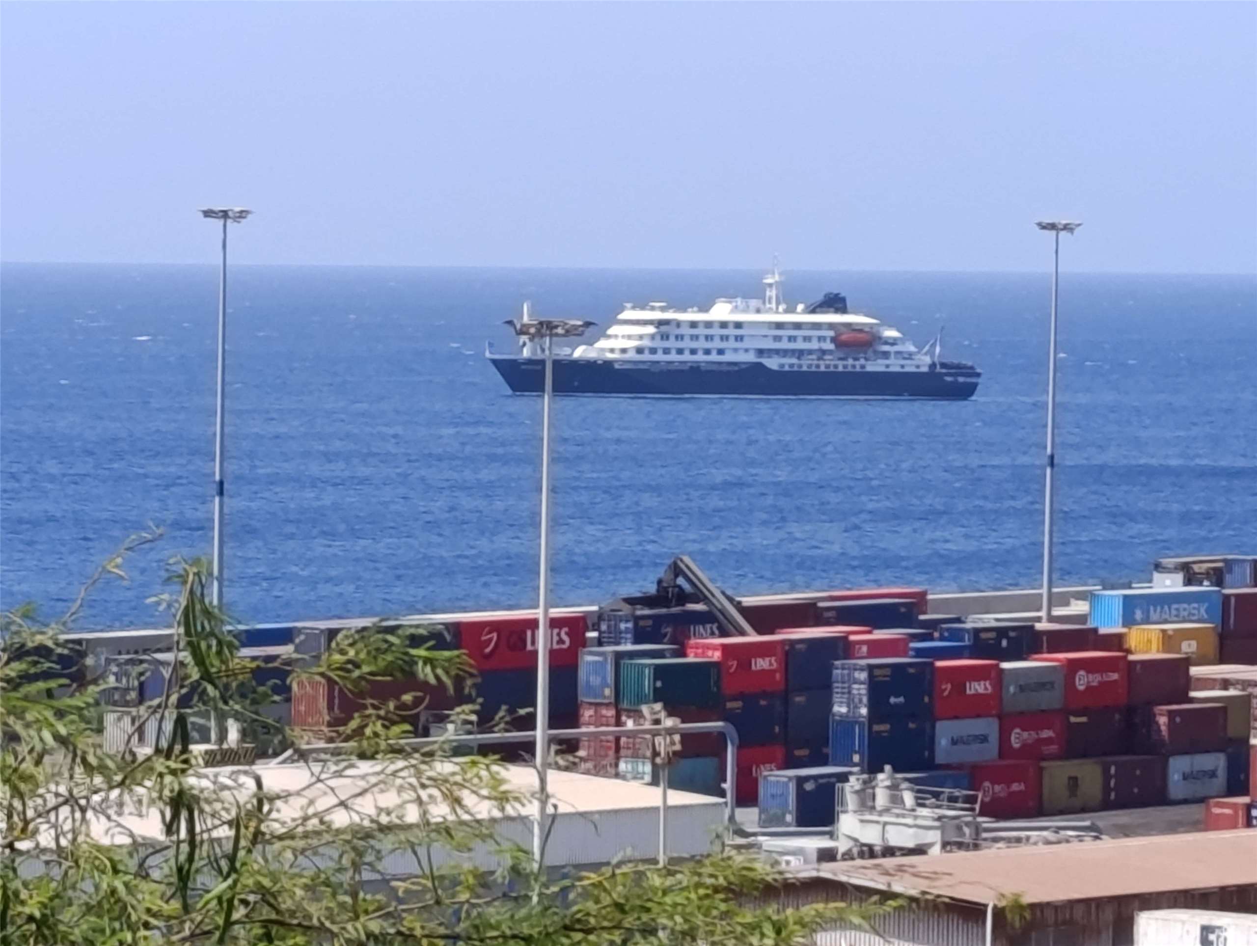 郵輪「洪迪亞斯號」（MV Hondius）爆發漢他病毒疫情，英國衛生安全局（UKHSA）6日表示，政府擬安排包機撤離英國籍乘客返國，前提是他們沒有症狀、抵英後須接受隔離追蹤。(路透社/達志影像)