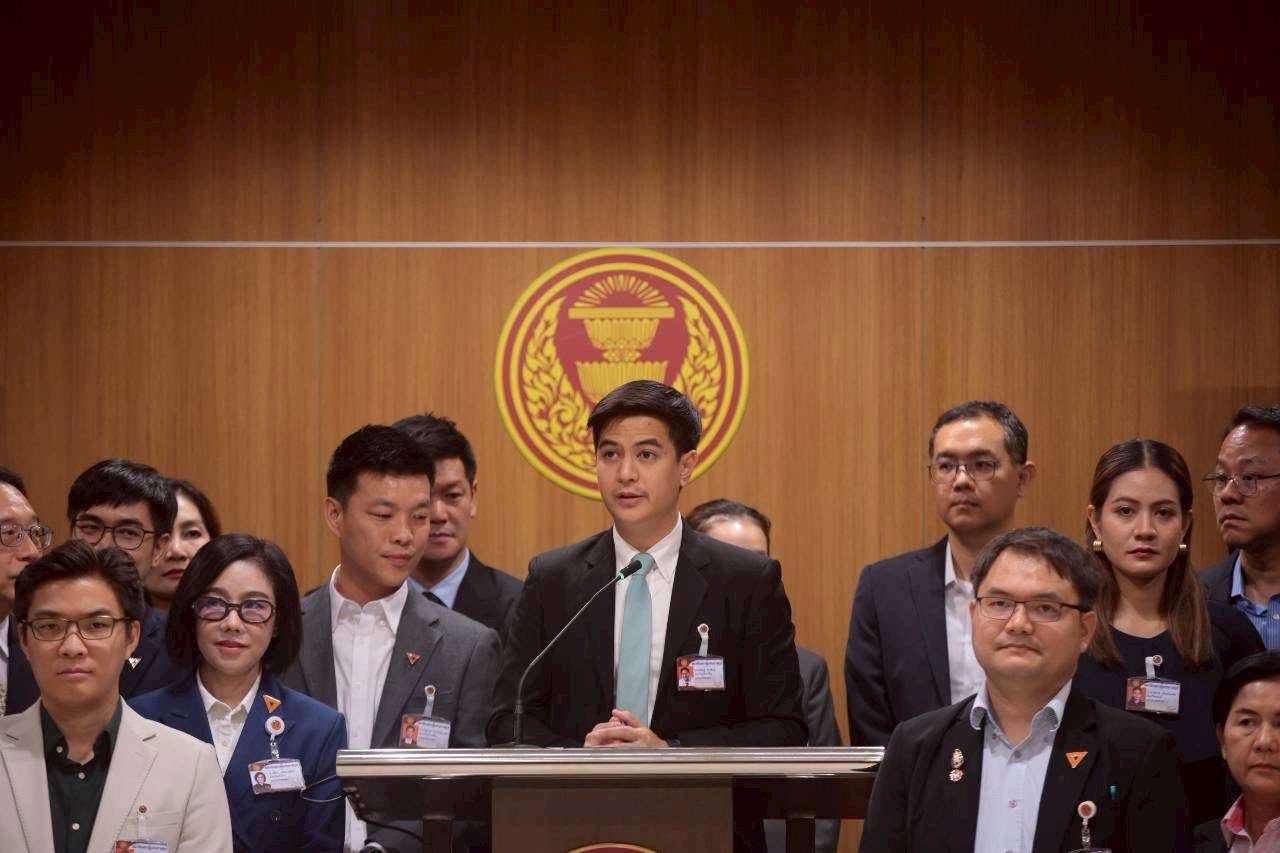 泰國人民黨副黨魁兼不分區議員帕里27日指出，人民黨已有超過30名議員聯署支持為泰黨提出的修憲草案。(翻攝Parit Wacharasindhu FB)