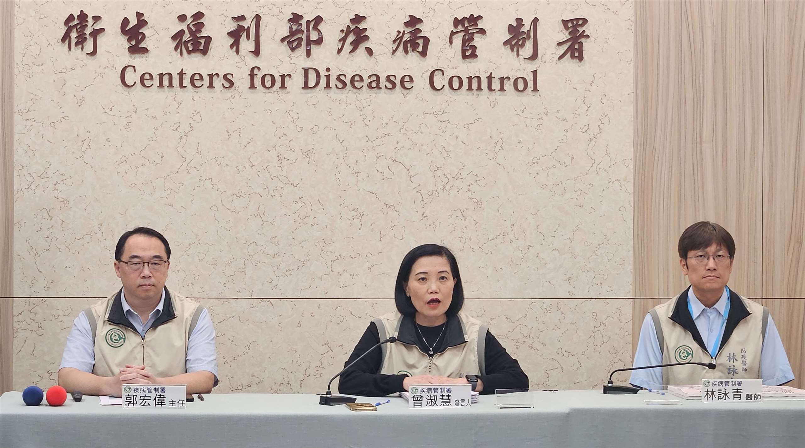 疾管署發言人曾淑慧(中)5日表示，我國腸病毒疫情估6月中下旬達高峰。(劉品希 攝)