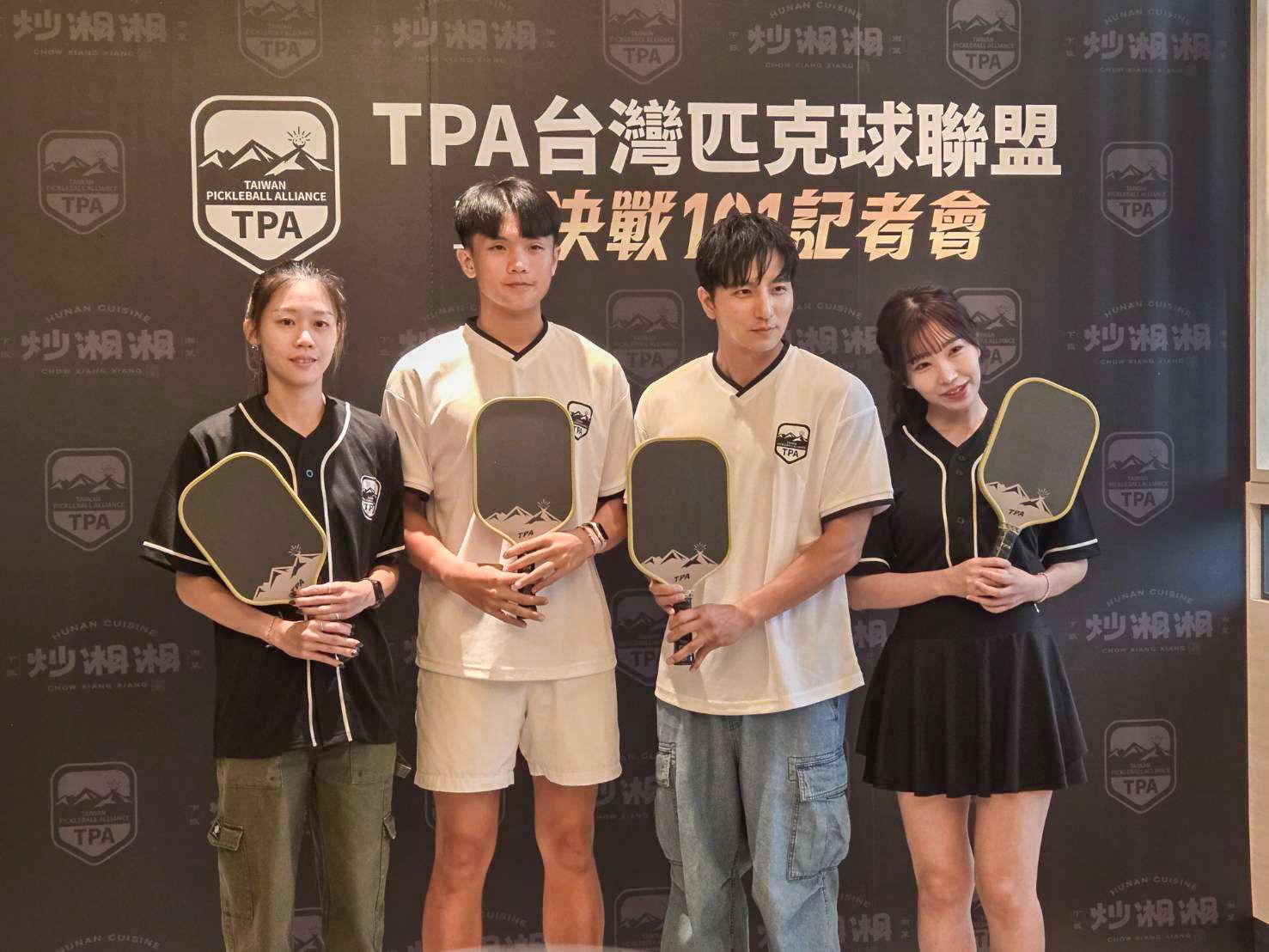 TPA台灣匹克球聯盟11日正式成立，宣告將總冠軍賽場搬進台北101，還找來藝人楊奇煜(小煜)(右二)將助陣開唱、YouTuber麻由(右一)擔任名人賽活動大使，聽奧網球國手林家文(左一)、鄒少宇(左二)也共襄盛舉。(江昭倫 攝)