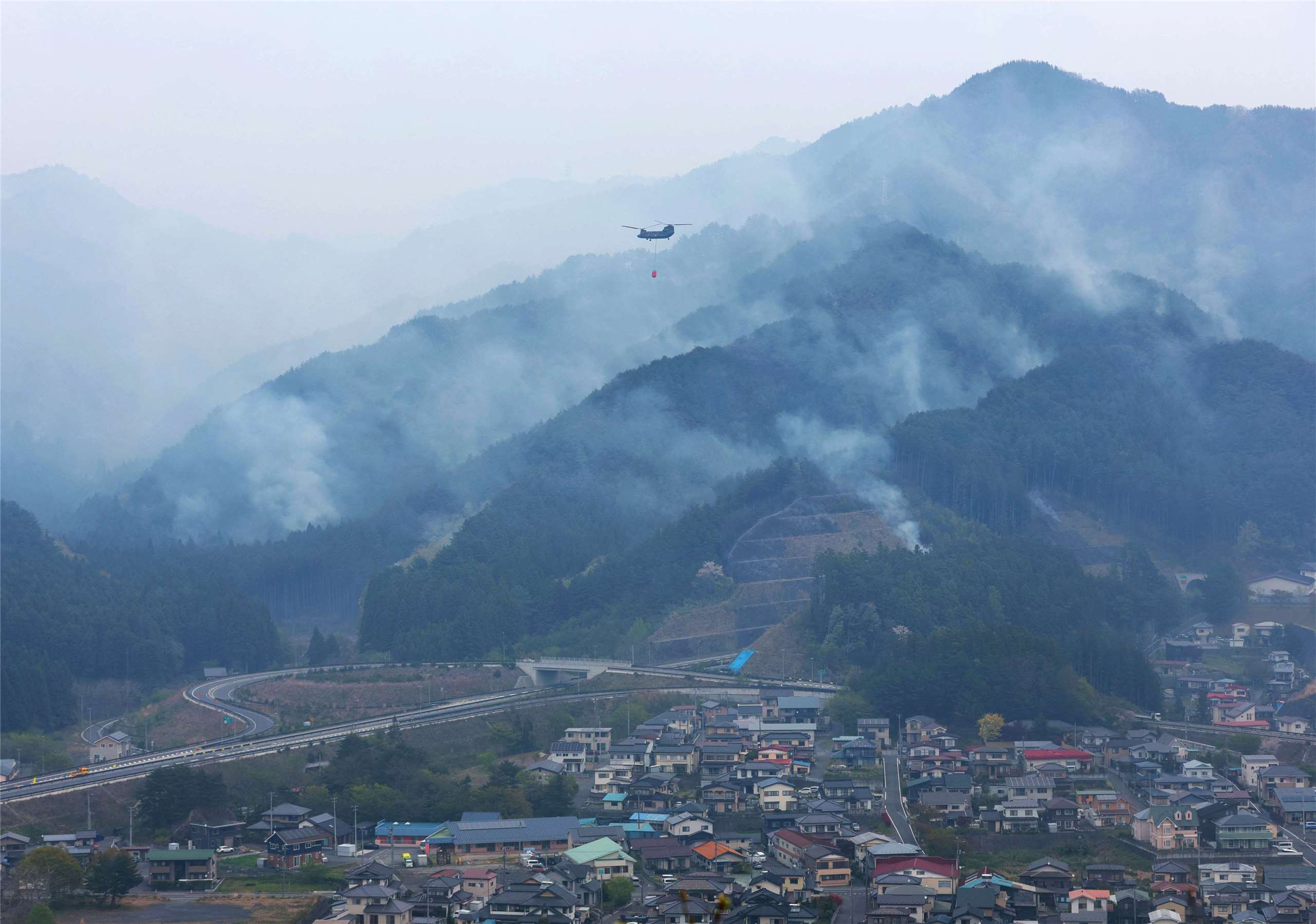 日本岩手縣大槌町(Otsuchi)野火獲得控制 。圖為日本自衛隊直升機救援畫面。資料照。(讀賣新聞/AFP)
