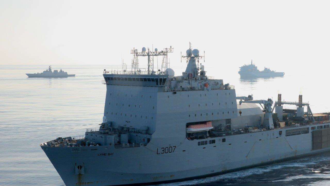 目前停泊在直布羅陀外海的英國登陸艦「萊姆灣號」(Lyme Bay)，有數百名英國海軍正在待命，準備前往荷莫茲海峽(Strait of Hormuz)執行掃雷任務。(X平台/@RFALymeBay)