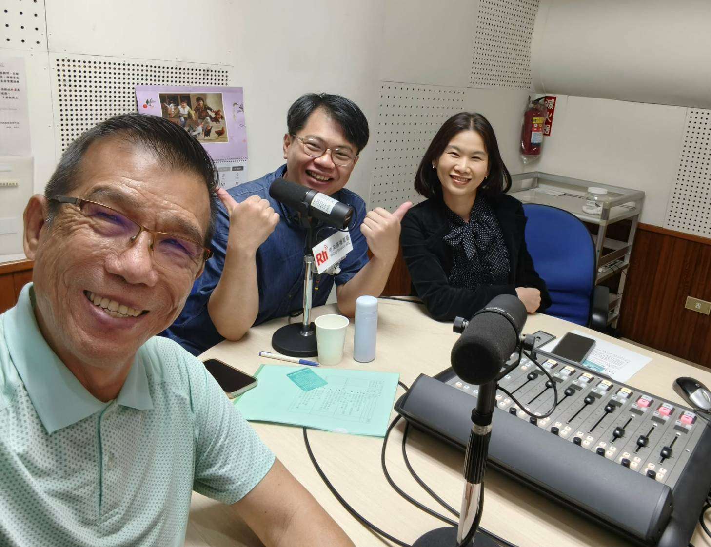 "配"盡人生百態，來自新加坡的資深廣播主持人兼配音員李榮德老師(左)