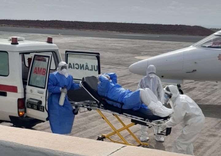 圖為郵輪爆發漢他病毒疫情後，醫護人員6日將被病毒感染者撤離。 (圖:X@WHO)