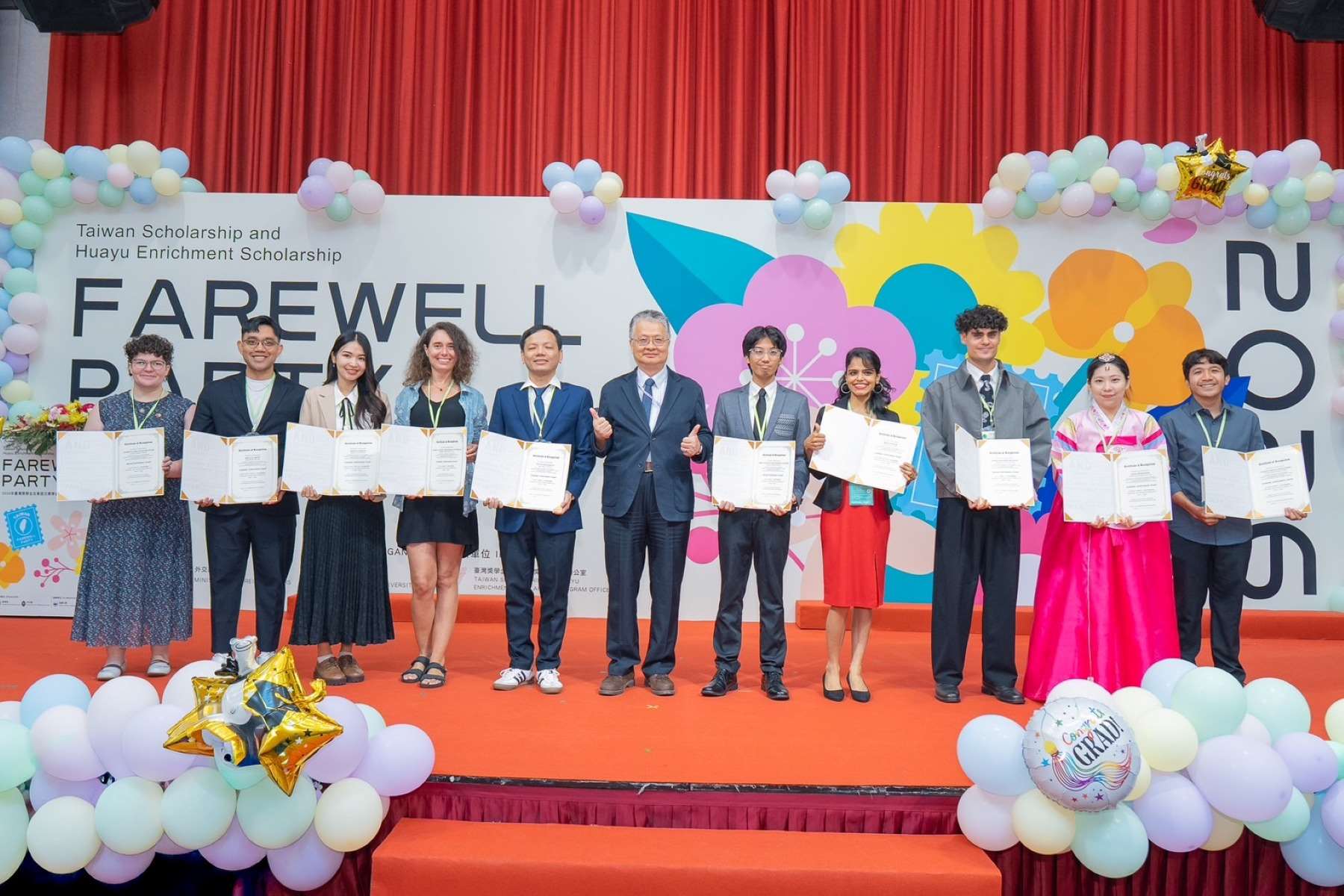 教育部次長劉國偉(右六)與傑出畢結業生合影。(照片由教育部提供)