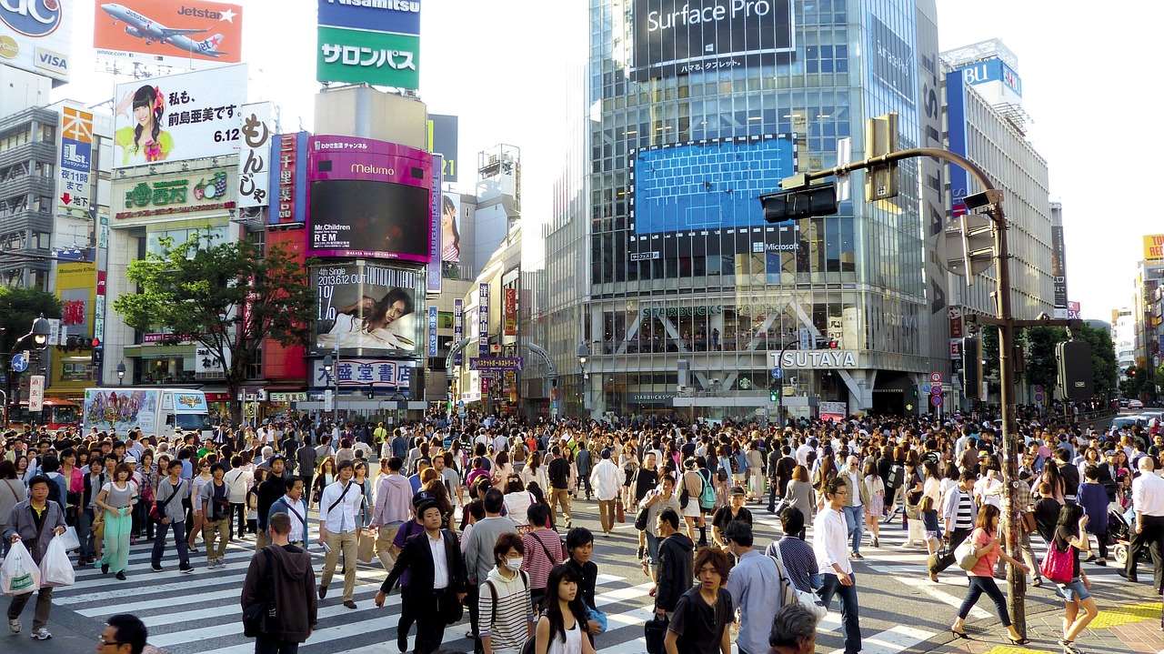 6月1日起凡在澀谷區內亂丟垃圾，將由巡查指導員當場開罰2000日圓。圖為澀谷十字路口來往人群。(Pixabay)