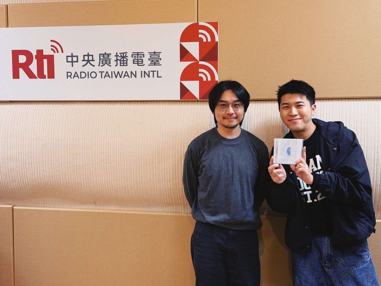 楊世暄（左）與內克（右）之合照。