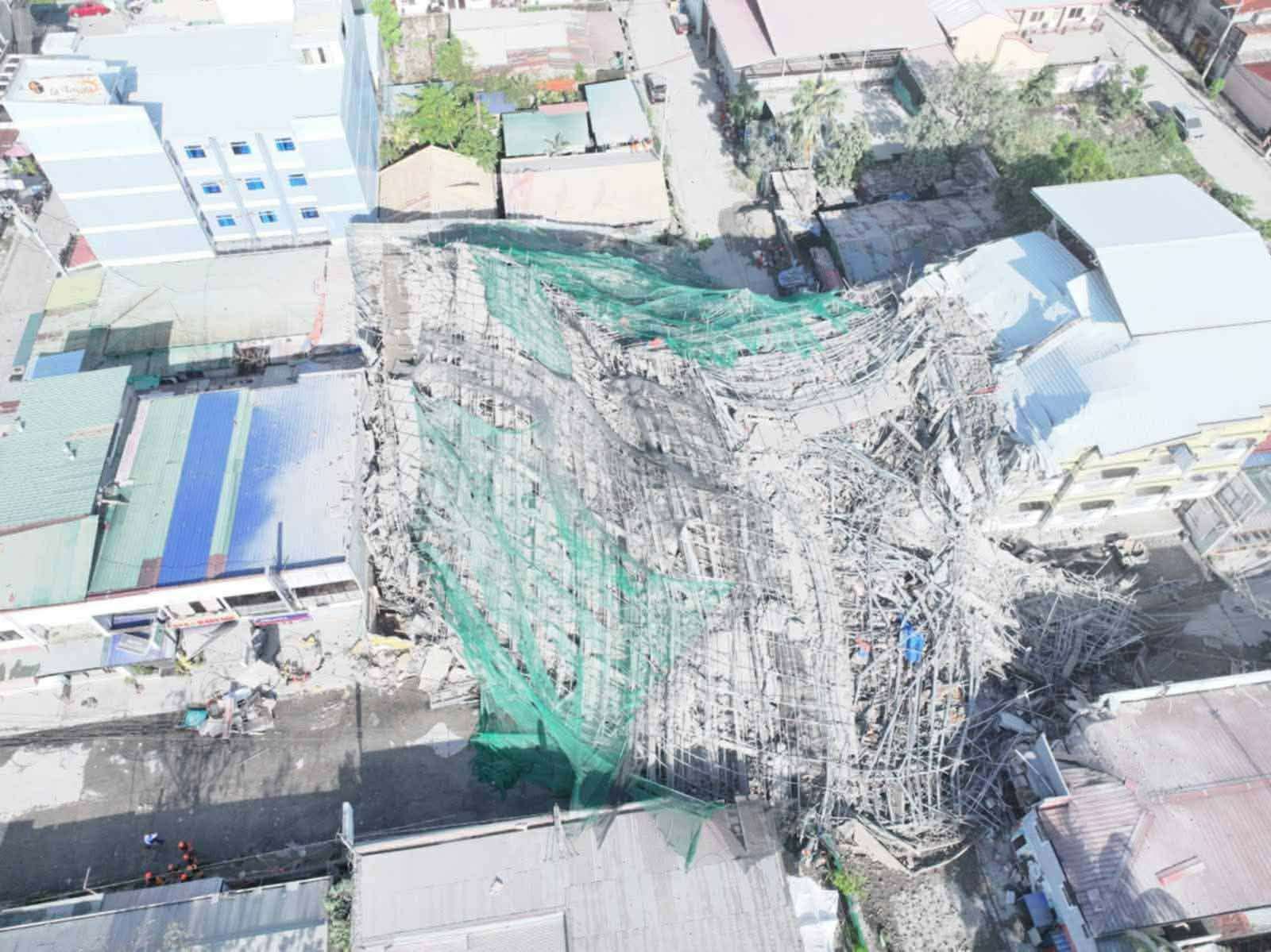菲律賓首都馬尼拉北方的安格利斯市(Angeles City)，一棟正在興建中的建築物今天(24日)凌晨倒塌，當地消防單位正在搶救受困者。圖為空中俯瞰可見建築物塌陷。(FB/@bfpcentralluzon)