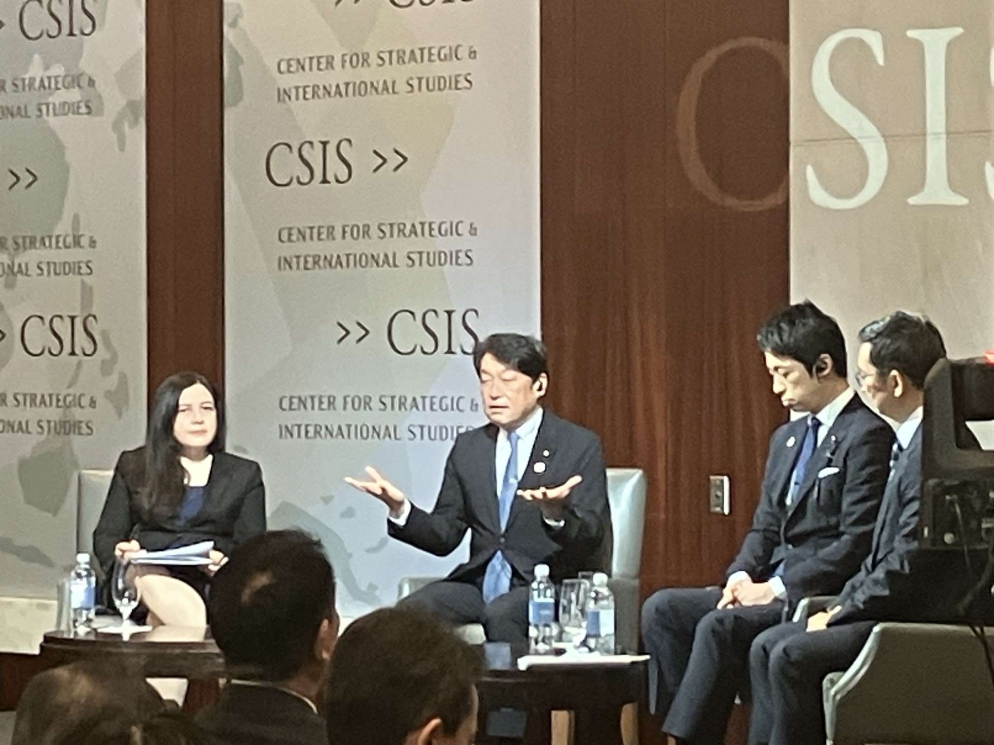 日本前防衛大臣小野寺五典(左2)4日出席在華盛頓舉行的戰略暨國際研究中心(CSIS)研討會。 (圖:X@itsunori510)